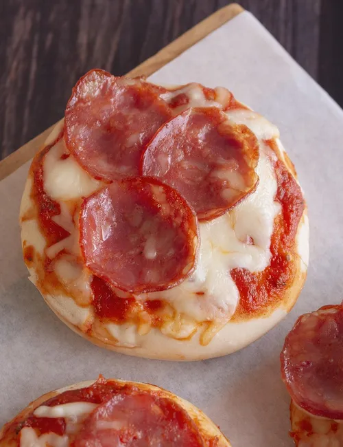 Mini Pizza de Calabresa Assada Bandeja com 12 Unidades
