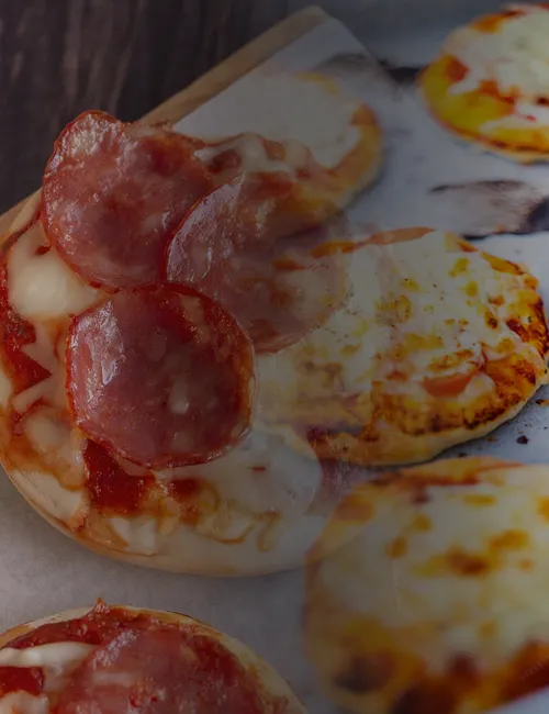 Mini Pizza Mista (Meio Queijo / Meio Calabresa) Assada Bandeja com 12 Unidades